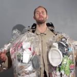 Čovek nosi „odelo“ od svog đubreta da skrene pažnju na veliki ekološki problem