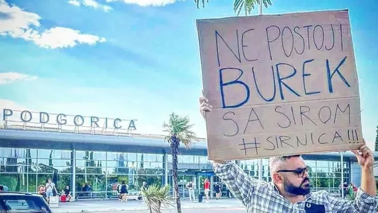 Balkan, bure(k) baruta - reditelj iz BiH prošetao Podgoricom noseći transparent „Ne postoji burek sa sirom"