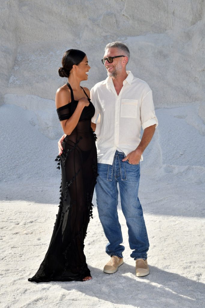 Žena Vensana Kasela izgleda senzacionalno u prozirnoj crnoj haljini bez leđa