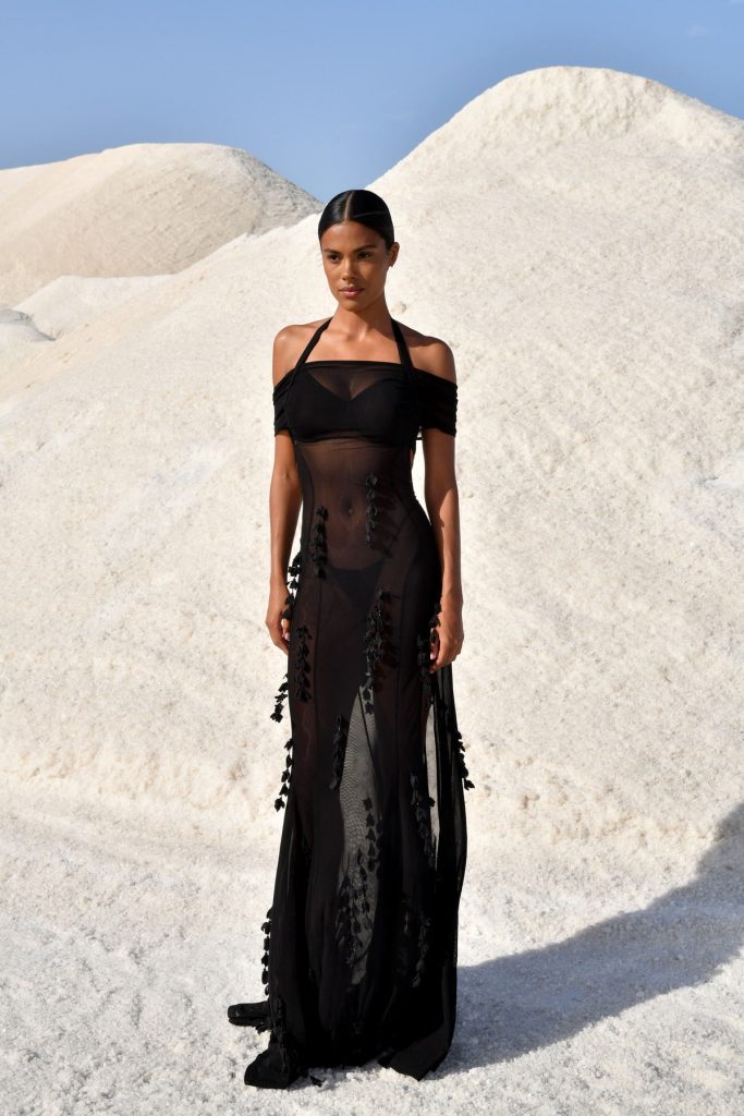 Žena Vensana Kasela izgleda senzacionalno u prozirnoj crnoj haljini bez leđa