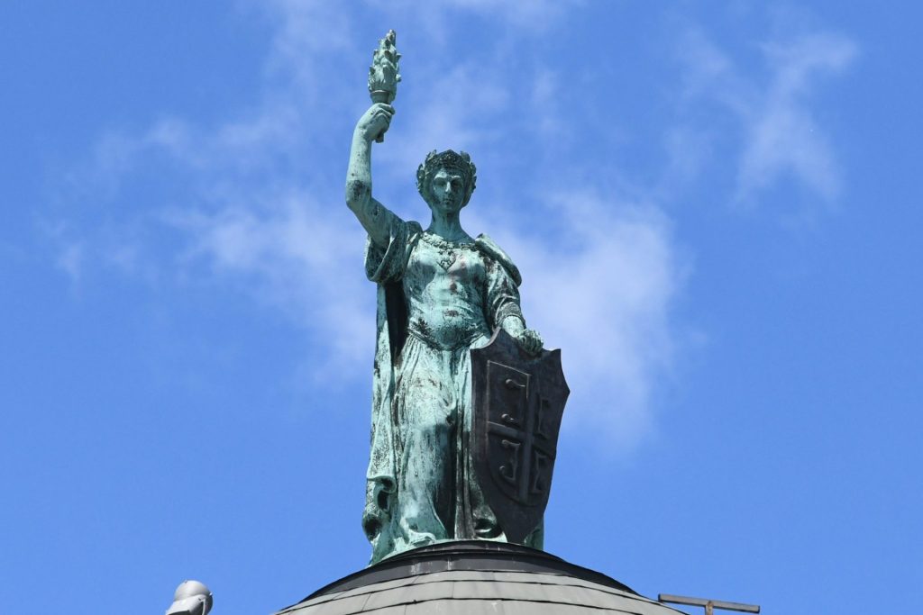 Na vrhu zgrade Vlade Srbije nalazi se srpski „Kip slobode" koji krije priču o beogradskoj lepotici