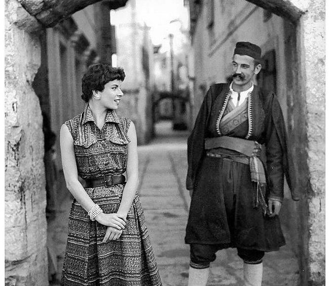 Crnogorac u nošnji i Francuskinja na fotki iz 1955. su dokaz da je moda bivše Juge bila na svetskom nivou
