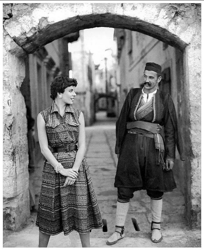 Crnogorac u nošnji i Francuskinja na fotki iz 1955. su dokaz da je moda bivše Juge bila na svetskom nivou