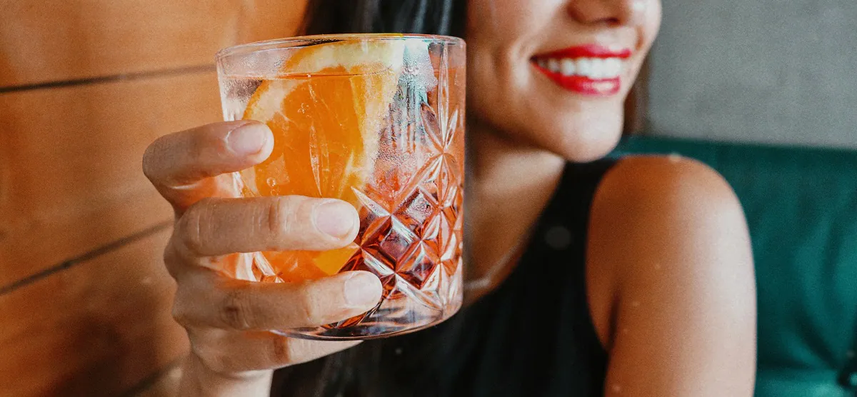 Oni koji piju sami kao mlađi imaju veće šanse da postanu alkoholičari u 30-im, pokazala studija