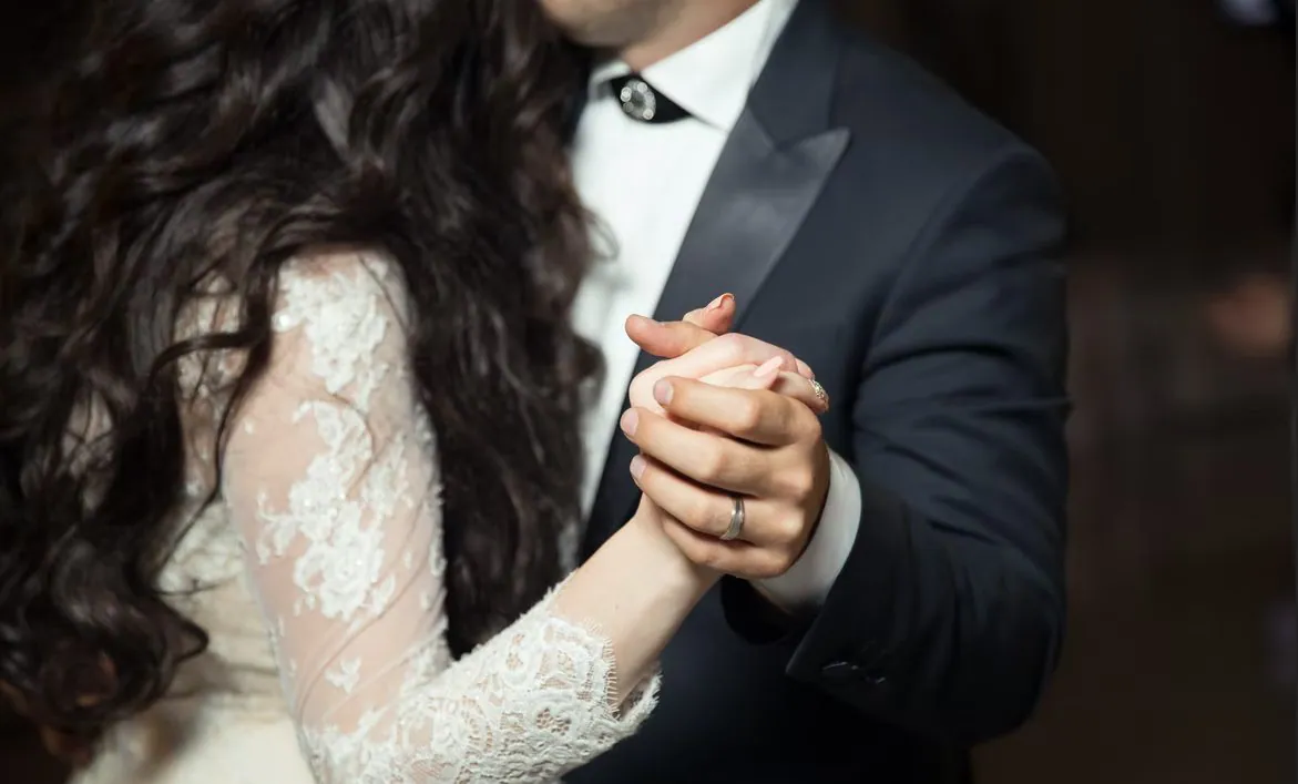 Koje su najpopularnije pesme za prvi ples na srpskim svadbama? Emotivni stiskavci koji slave večnu ljubav