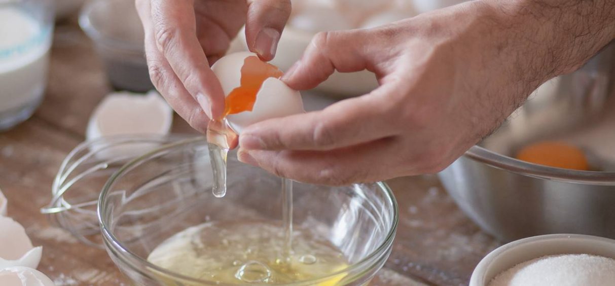 Ovako se razbijaju jaja na pravi način (VIDEO)