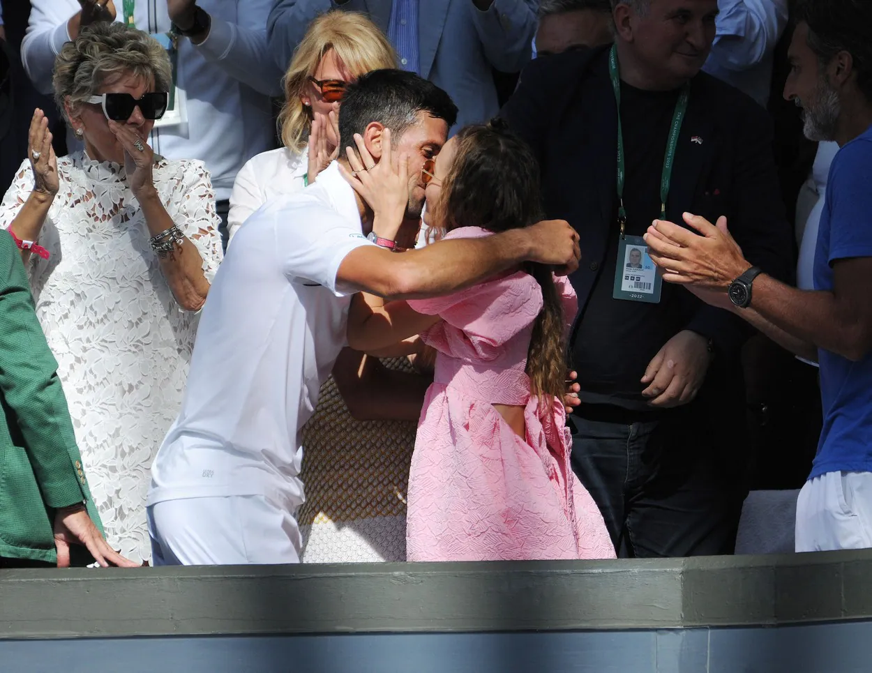 Svi pričaju o haljini Jelene Đoković, ali njene jastuk-papuče su prave zvezde stajlinga: I trebaju vam ovog leta