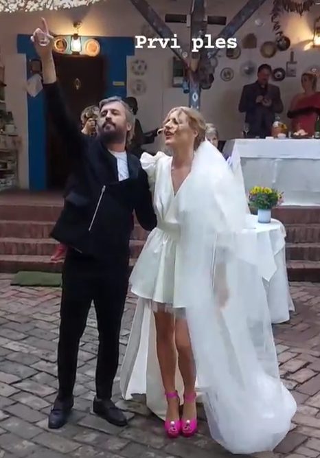 Venčali se Tihana Lazović i Bane Trifunović: Mlada blistala u kratkoj venčanici i vrtoglavim platformama