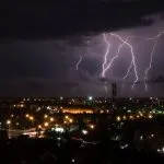Da li treba da elektronske uređaje isključite iz struje kada napolju grmi i seva?