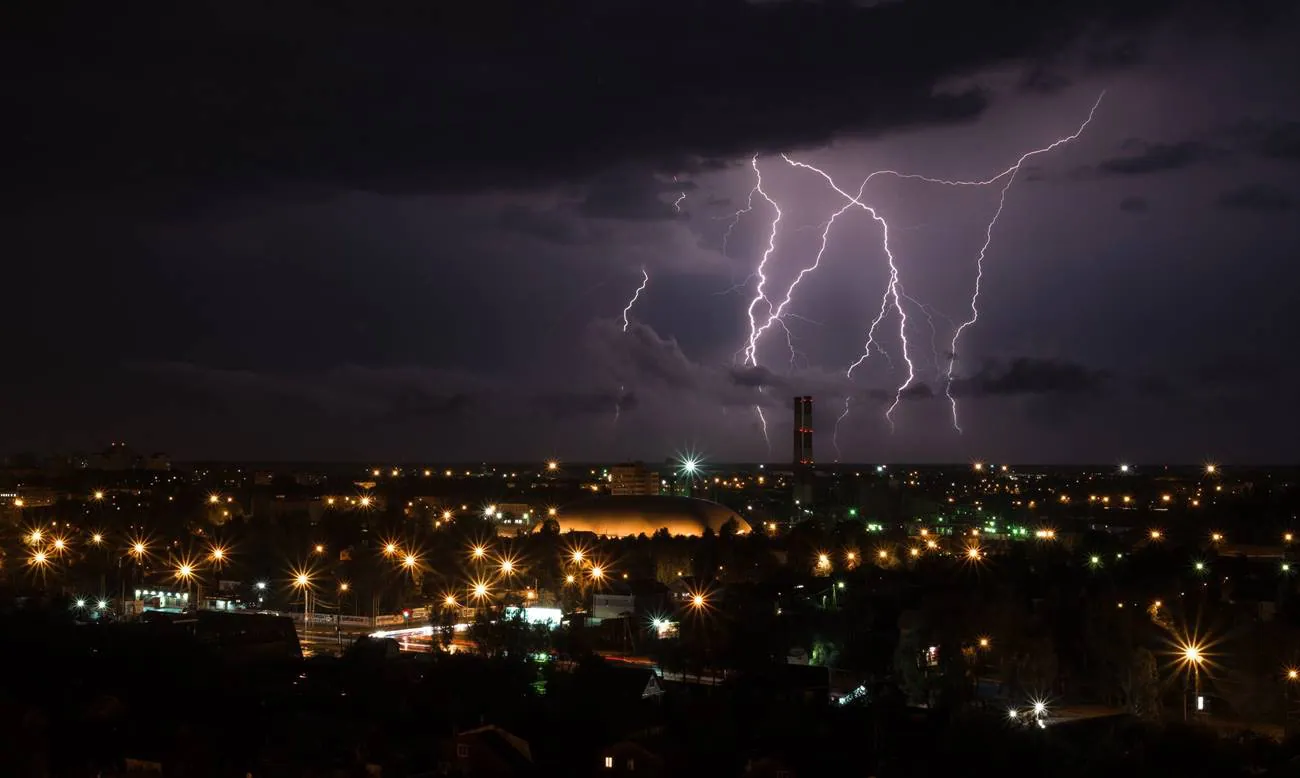 Da li treba da elektronske uređaje isključite iz struje kada napolju grmi i seva?