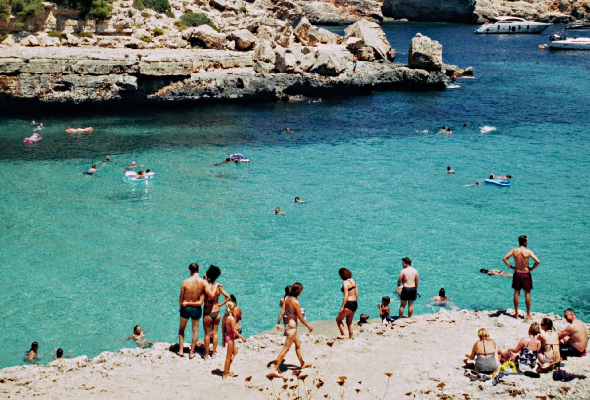 Kada vidite šta turisti u 9 ujutru rade na Palma de Majorci, uzećete peškir i leći na Adu