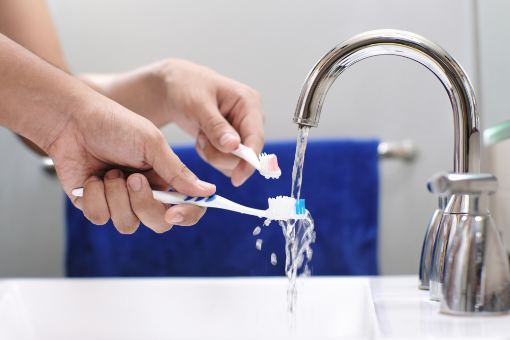 Mnogi prave ovu grešku: Da li četkicu za zube treba kvasiti pre ili posle stavljanja paste?