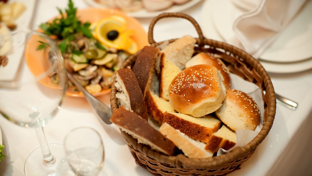 Da li znate zbog čega u restoranima uvek prvo iznose hleb? Razlog je čista manipulacija