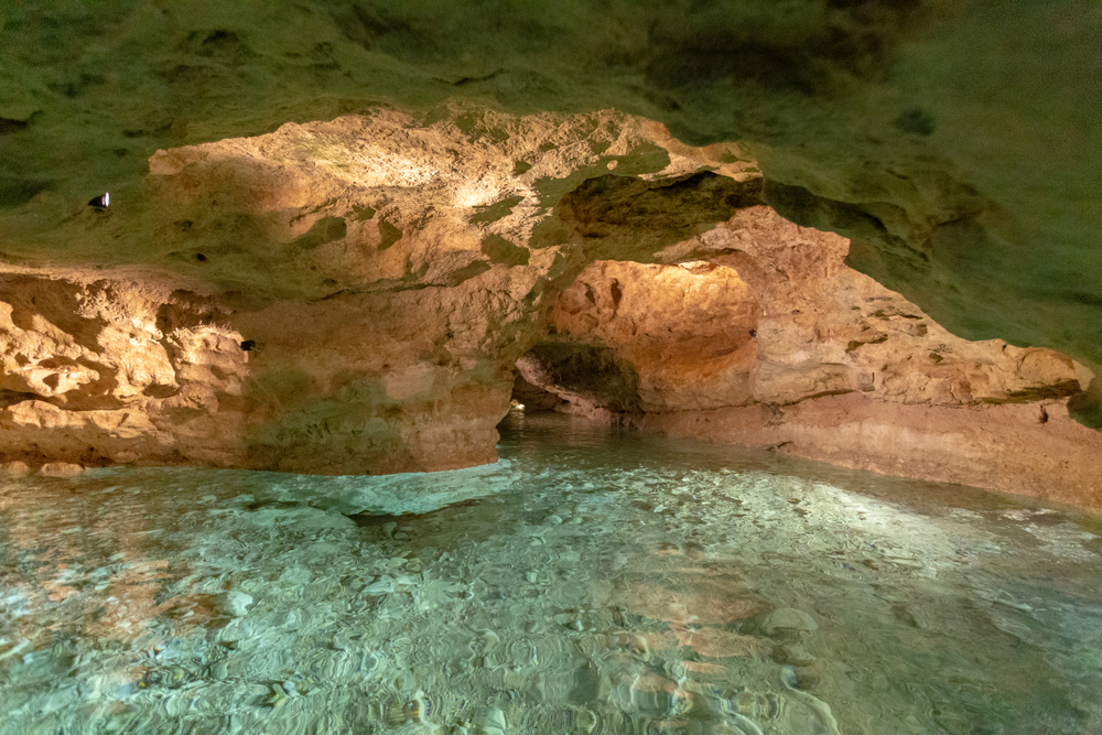 Ovo magično jezero u pećini nalazi se u komšiluku: Voda je iznenađujuće topla, a čak možete da se provozate i čamcem