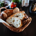 Kuvar otkrio zbog čega u restoranima uvek prvo iznose hleb: Razlog je čista manipulacija
