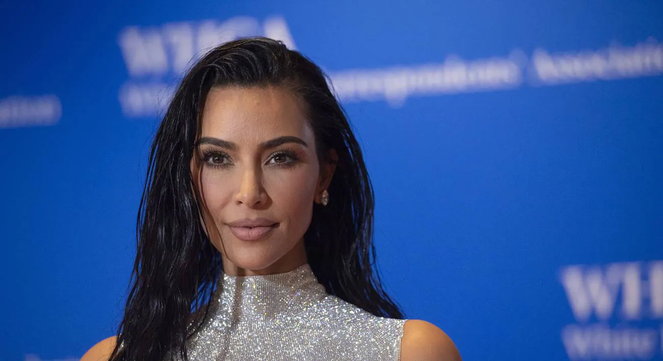 Kim Kardašijan je neprepoznatljiva kao plavuša na novoj seriji fotografija koje ističu njene najveće adute