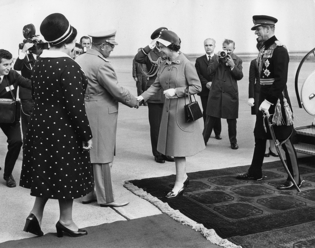Kraljica Elizabeta II je posetila Beograd 1972. godine: Tito je tada naredio da se pohvataju sve žabe oko Belog dvora