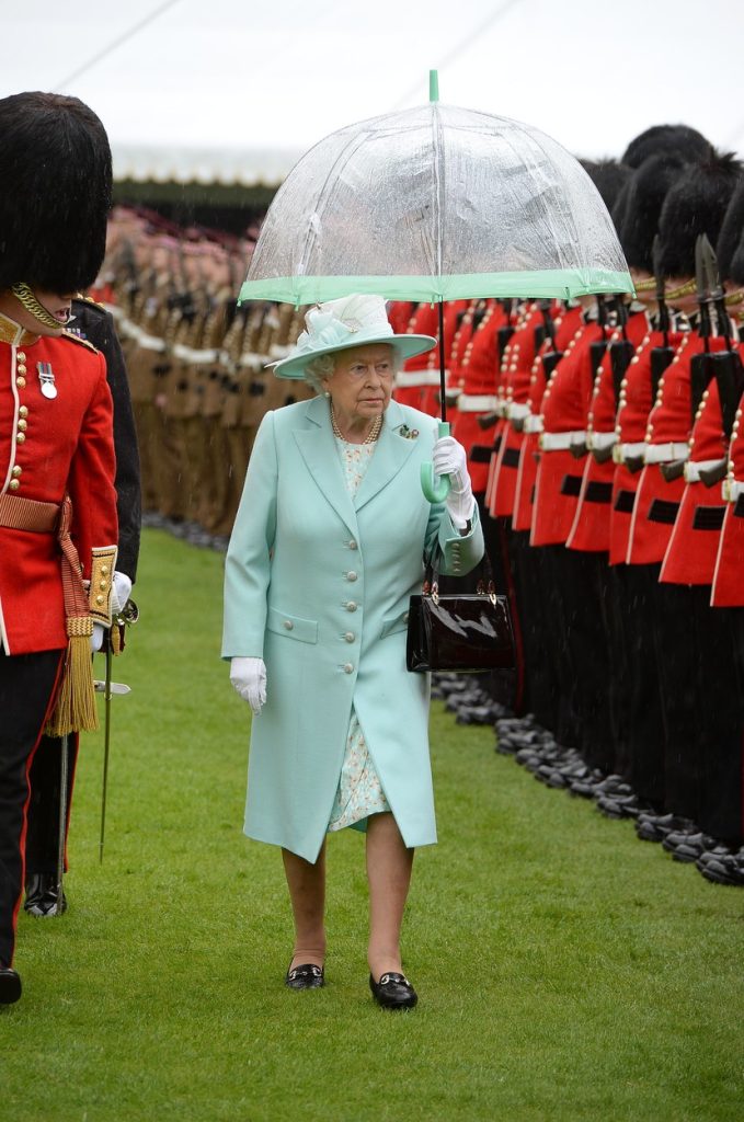 Ona nije pratila trendove, stvarala je svoje: Kraljica Elizabeta II uvek je nosila jarke boje, samo jednu nikada nije želela da obuče