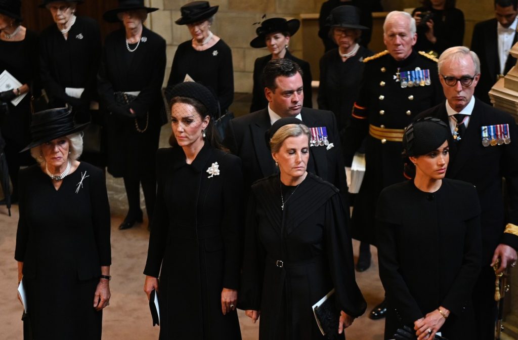 Detalj koji na glavi nosi partnerka Ane Brnabić će danas nositi sve žene na sahrani kraljice, osim jedne