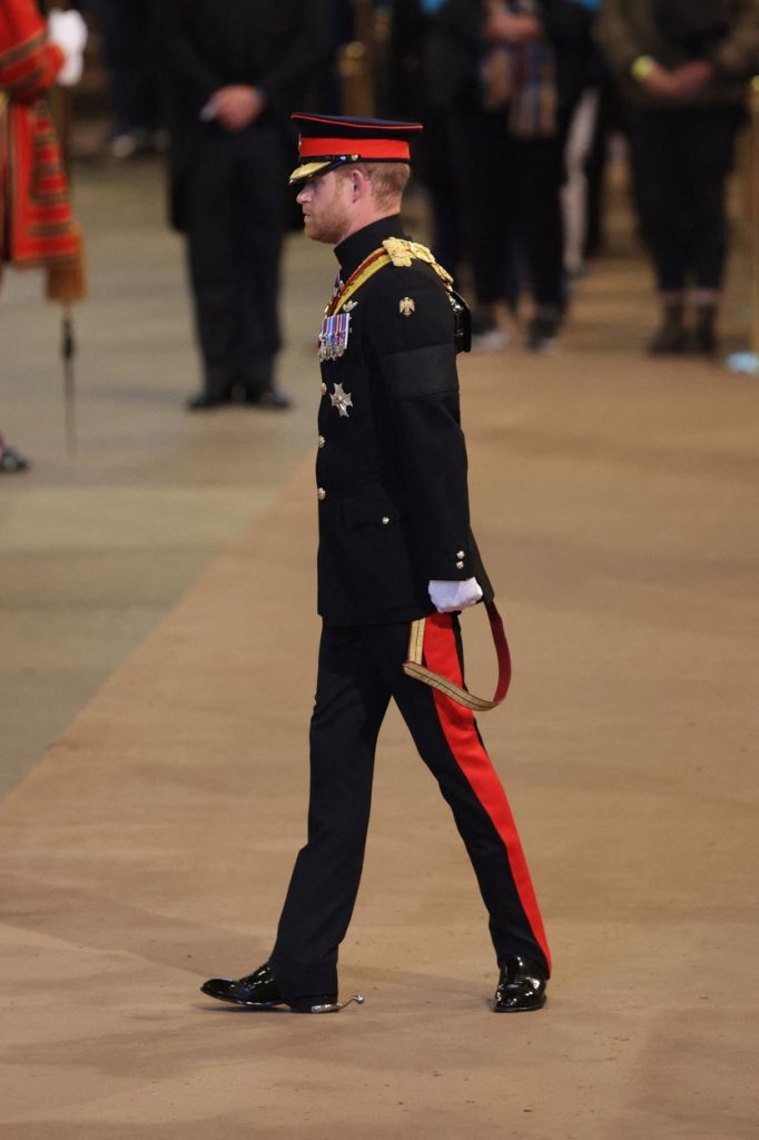 Princ Hari slomljen i posramljen nakon što mu je uskraćeno da nosi kraljičine inicijale na uniformi