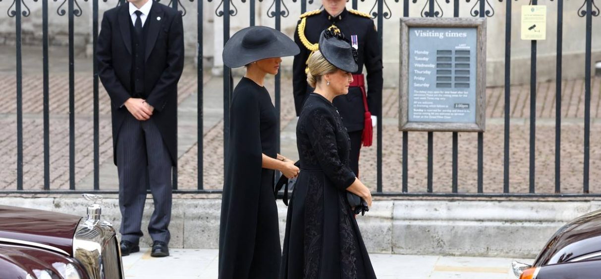 Ko je žena koja je sa Megan Markl došla na sahranu? Britanci je opisuju kao “omiljenu kraljičinu snaju”