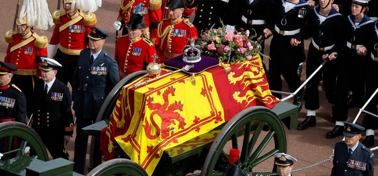 Kovčeg kraljice Elizabete vukao je “konj bez jahača”: Mnogima je promaklo, a krije moćnu simboliku