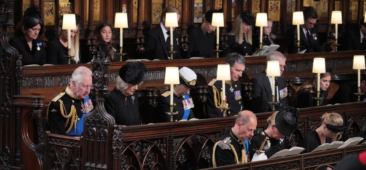 Čarls je na kraljičinoj sahrani ostavio jedno prazno mesto u prvom redu: Razlog nije ono što mislite