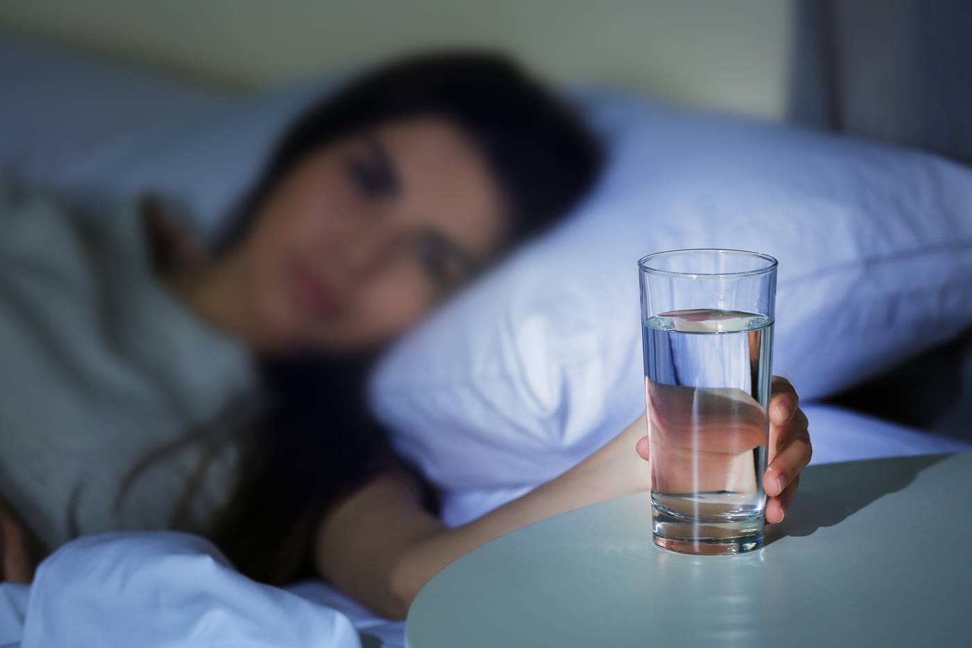 Da li noću držite čašu vode pored kreveta? Evo zašto je to loša navika