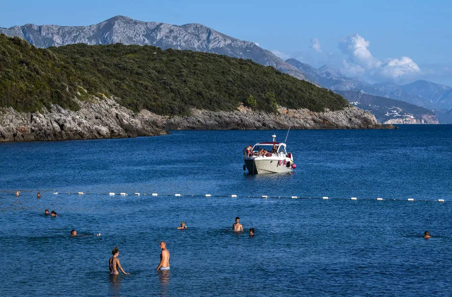 Nesvakidašnja scena na Slovenskoj plaži u Budvi: "Ne prilazite"