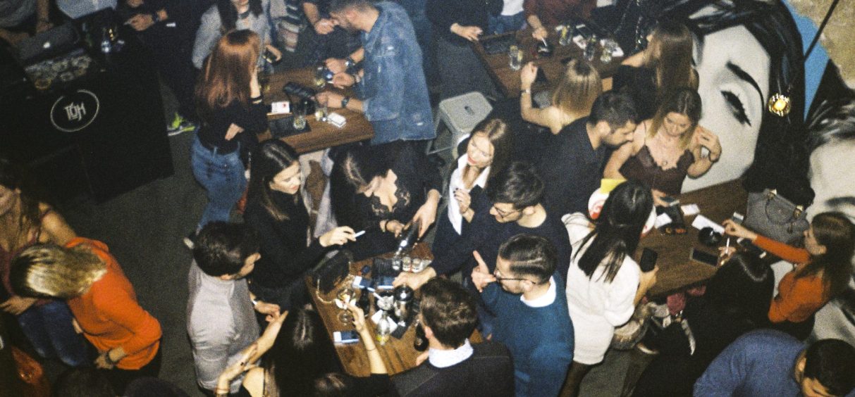 Đuska uz “Pusti modu” i lomljenje čaša na “Noć mi te duguje”: Žurke u Beogradu na kojima se pušta samo Čola je fenomen koje ne prestaje