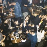 Đuska uz "Pusti modu" i lomljenje čaša na "Noć mi te duguje": Žurke u Beogradu na kojima se pušta samo Čola je fenomen koje ne prestaje