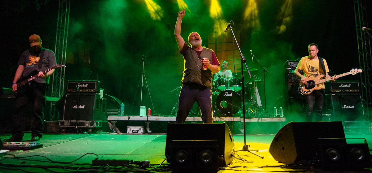 Nakon otkazanog majskog koncerta, Bjesovi nastupaju u Fabrici 4. novembra