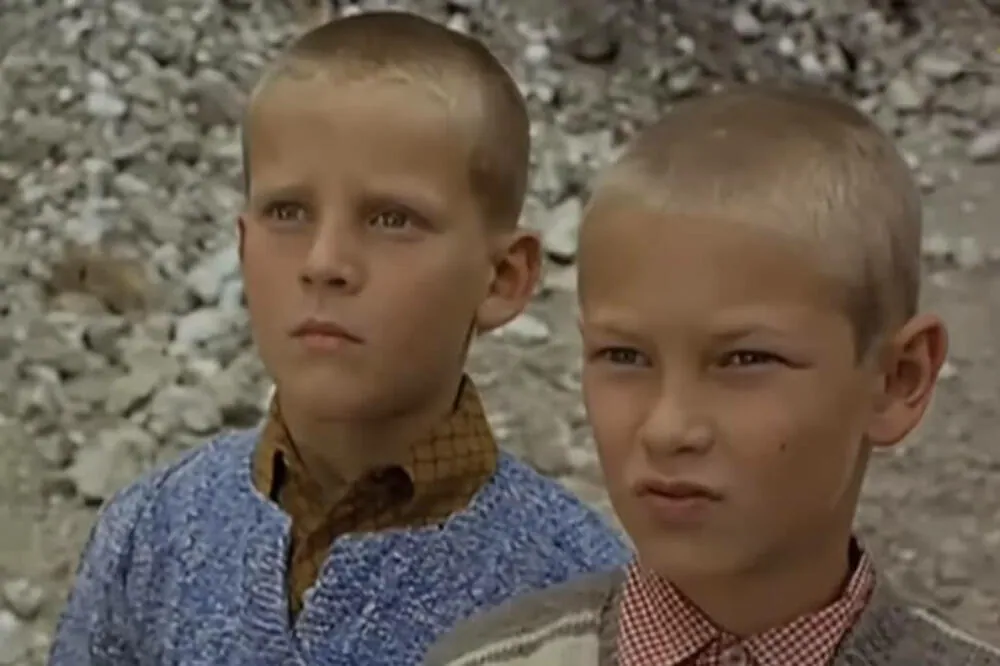 Dečaci iz "Lepa sela lepo gore" su danas neprepoznatljivi, a evo šta kažu o čuvenoj sceni sa tunela