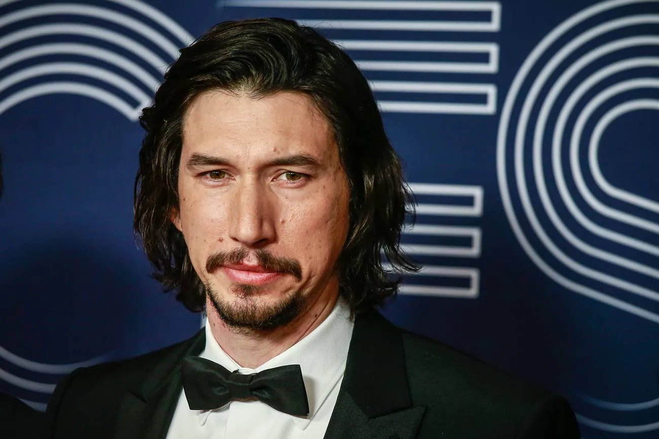 Adam Drajver je Enco Ferari na prvoj objavljenoj slici iz filma o legendi automobilizma