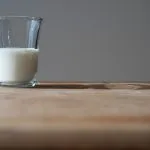 Otkrivamo gde se u frižideru mleko najbrže kvari, i da, svi ga držimo na tom mestu