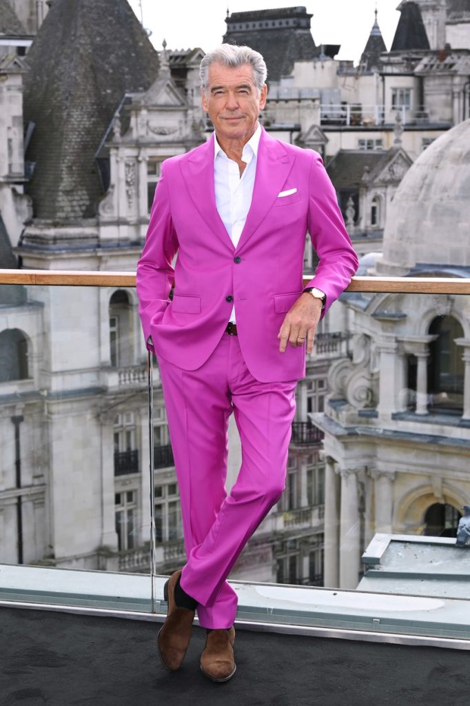 Samo Pirs Brosnan može da izgleda ovako muževno u pink odelu: Zasenio je čak i Breda Pita