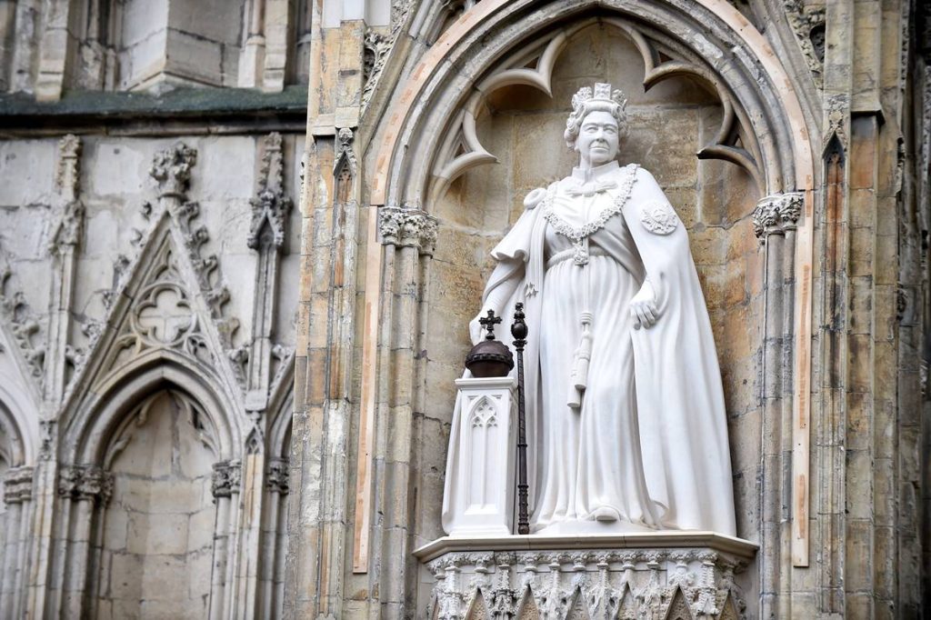 Obelodanjena prva posthumna statua kraljice Elizabete II i mišljenja o njoj su podeljena