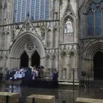 Obelodanjena prva posthumna statua kraljice Elizabete II i mišljenja o njoj su podeljena