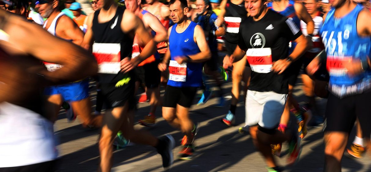 Ovo je maratonac koji trči i ne gasi cigaretu: duvanska industrija je dobila svoje novo sportsko zaštitno lice