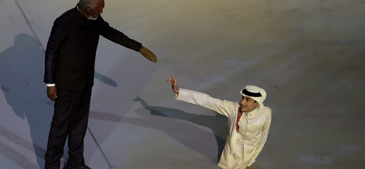 Nakon ceremonije u Kataru, ceo svet se pita, zašto Morgan Friman nosi samo jednu rukavicu na ruci
