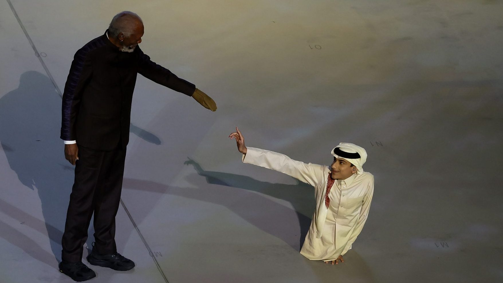 Nakon ceremonije u Kataru, ceo svet se pita, zašto Morgan Friman nosi samo jednu rukavicu na ruci