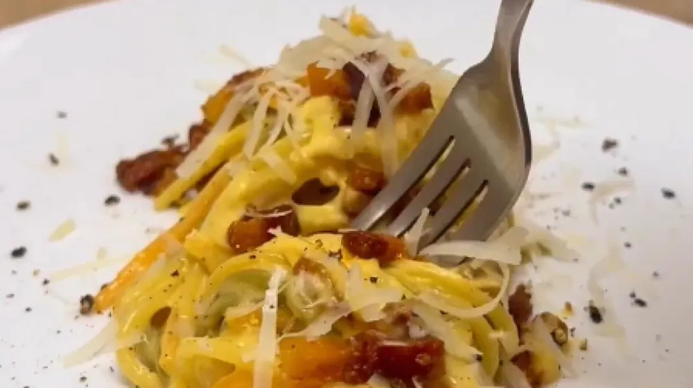 Najsmešniji i najtačniji recept za karbonaru: "Zbog struganih peta iz kesice Venecija tone od muke"