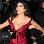 Salma Hajek doživela modni peh na putu do crvenog tepiha: "Žao mi haljine"