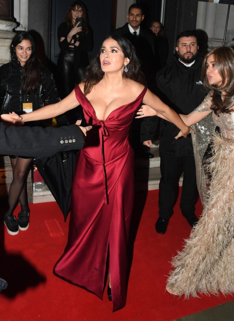 Salma Hajek doživela modni peh na putu do crvenog tepiha: "Žao mi haljine"