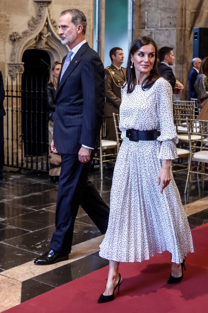 Kombinacija kraljice Leticije je toliko dobra da je teško odlučiti šta je bolje - štikle ili haljina