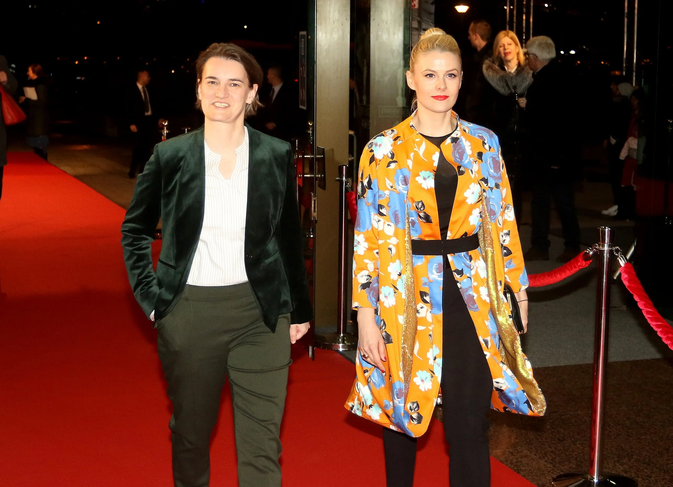 Svi se pitaju ko je žena pored Ane Brnabić i njene partnerke Milice: Razlog je frizura