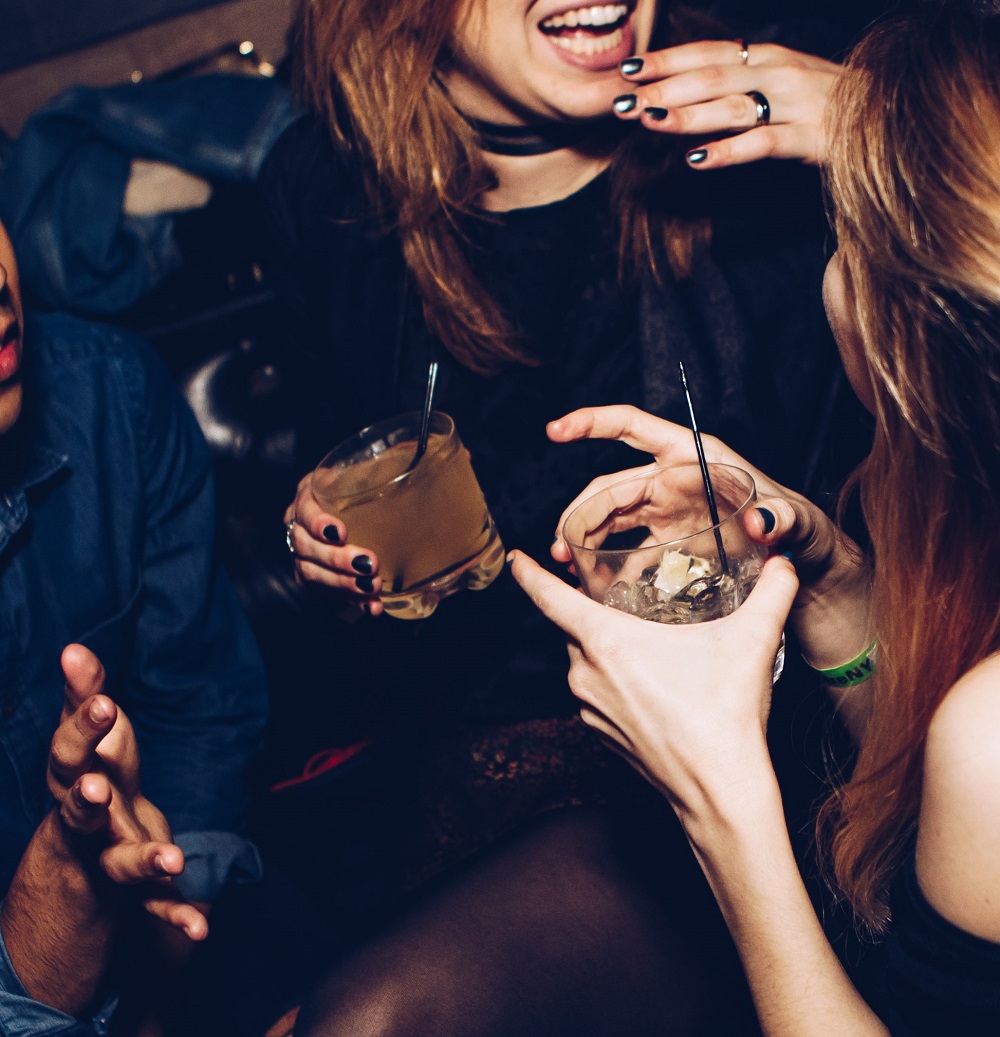 Zašto alkohol više utiče na nas tokom praznika i kako da se izborimo sa tim