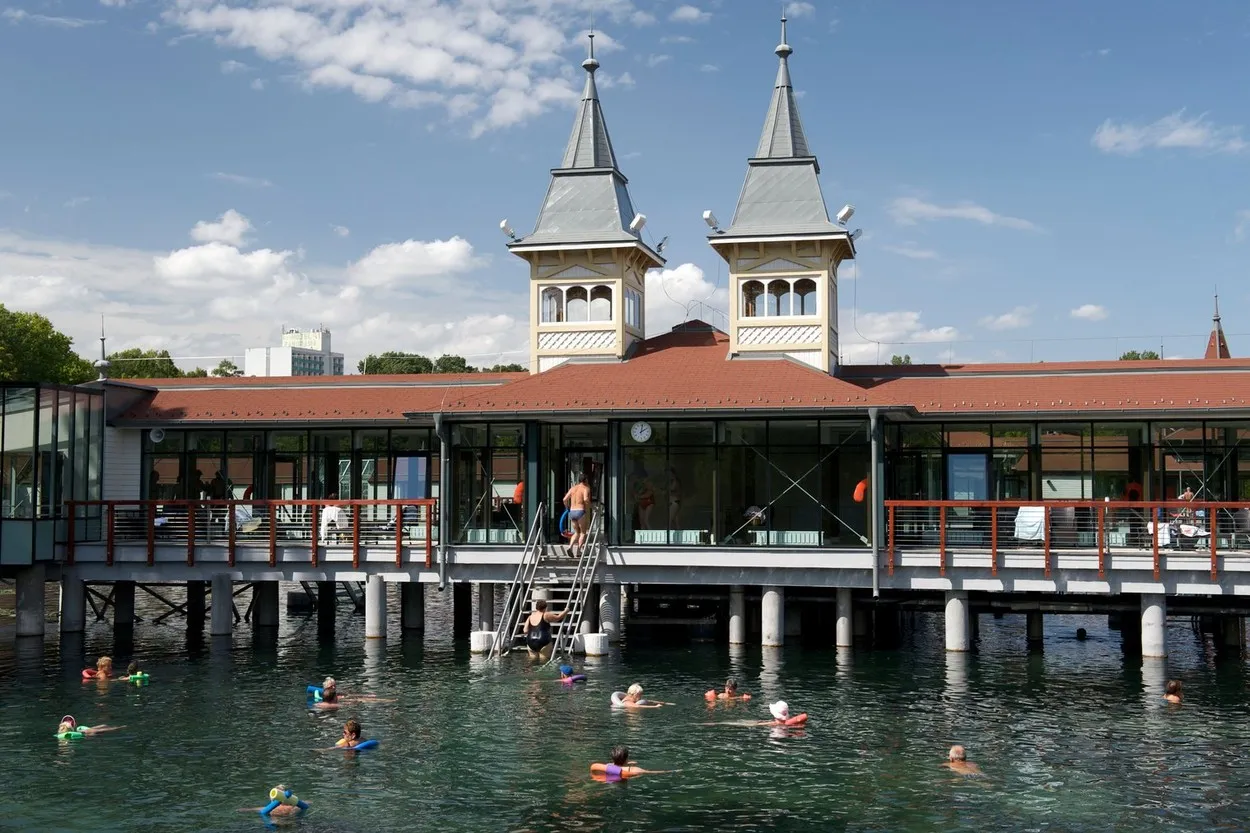 Na samo pet sati vožnje od Beograda nalazi se najveće prirodno termalno jezero na svetu: Temperatura ne pada ispod 24 stepena