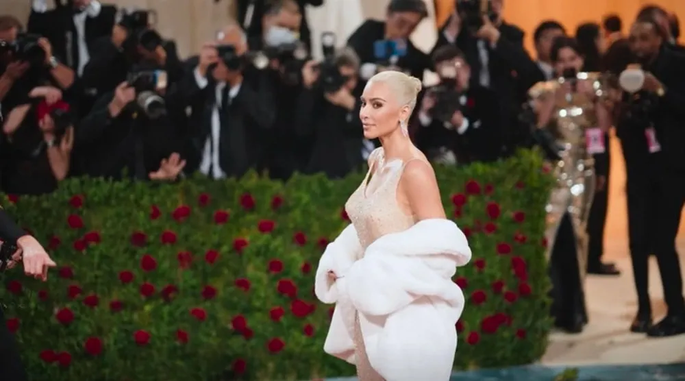 Kim u haljini Merilin Monro, Bred Pit u suknji: „Vogue” objavio najbolja modna izdanja poznatih u 2022.