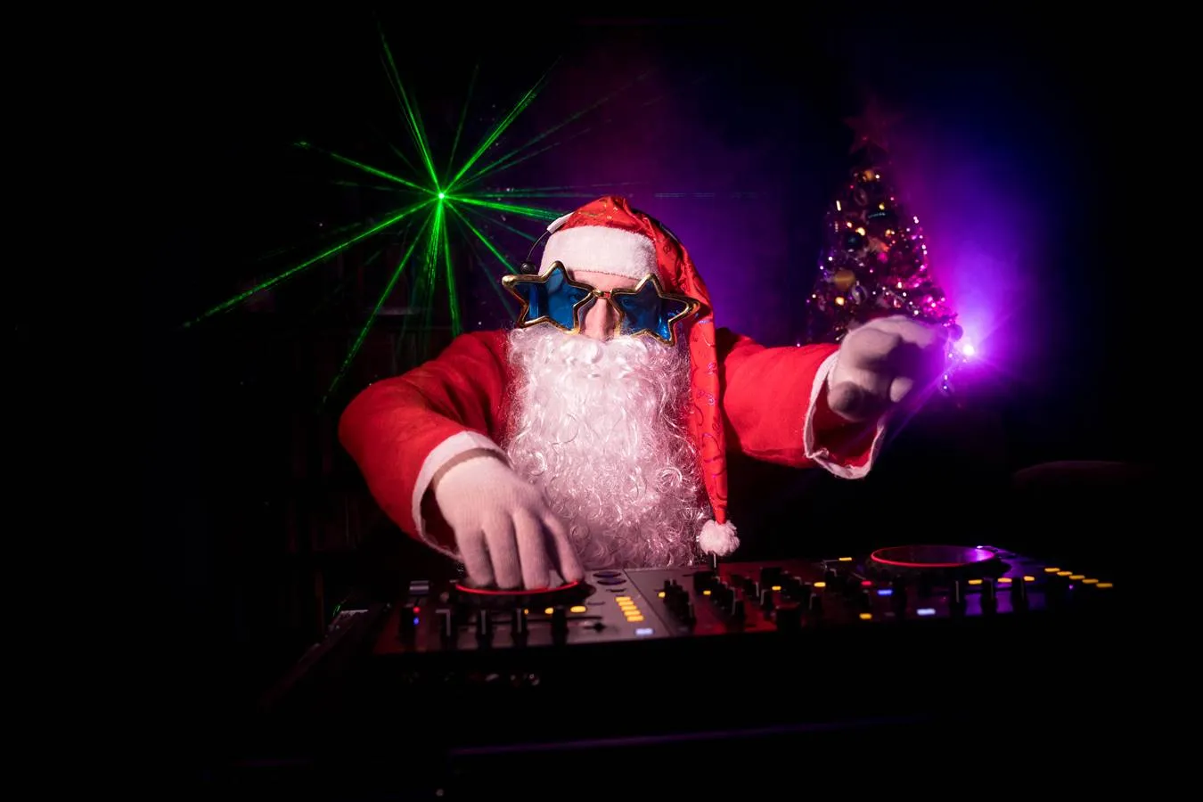 Pitali smo bota koje su pesme najbolje za doček Nove godine i ispostavilo se da veštačka inteligencija obožava narodnjake